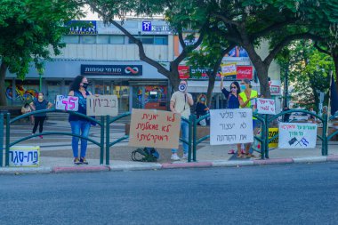 Hayfa, İsrail - 06 Ekim 2020: 1 km mesafedeki halk, hükümete, Bibi Netanyahu 'ya ve Ziv merkez, Hayfa, İsrail' deki yakın tarihli tecrit olayına karşı protesto eylemi düzenledi