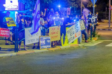 Hayfa, İsrail - 10 Ekim 2020: İnsanlar evlerinden 1 km uzaklıktaki hükümet, Bibi Netanyahu ve Ziv merkez, Hayfa, İsrail 'deki yakın tarihli tecrit olaylarını işaret ve akıllı telefon ışığıyla protesto ediyorlar