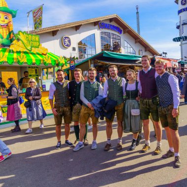 Münih, Almanya - Ekim 06, 2024: Geleneksel kostümlerle birlikte Ekim Festivali Sahnesi, Münih, Bavyera, Almanya