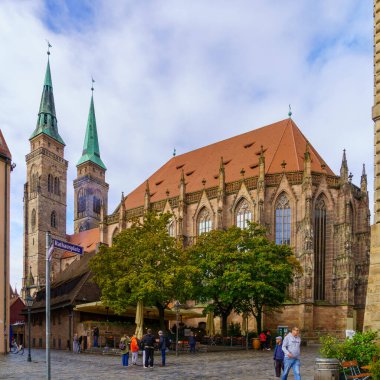 Nuremberg, Almanya - 07 Ekim 2024: Hauptmarkt Meydanı manzarası, Nuremberg, Bavyera, Almanya