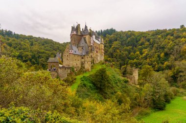 Wierschem, Almanya - 12 Ekim 2024: Eltz Şatosu, Moselle Nehri Vadisi, Rhineland-Palatinate, Almanya
