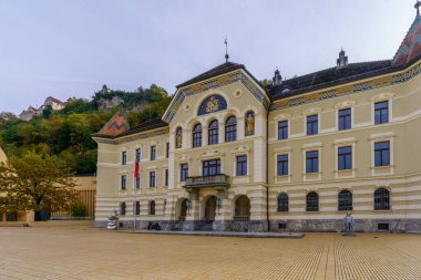 Vaduz, Lihtenştayn - 19 Ekim 2024: Vaduz, Lihtenştayn 'ın merkezinde çeşitli binalar, yerliler ve ziyaretçilerle sokak manzarası