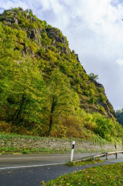 Lorelei manzarası, Ren Nehri 'nin sağ kıyısında, Almanya' nın Rhineland-Palatinate kentinde dik bir kayalık.