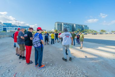 Hayfa, İsrail - Eylül 04, 2025: İnsanlar 699. günde Rehine Ailelerini desteklemek için dekore edilmiş arabalardan oluşan bir protesto konvoyu hazırlıyorlar ve Rehine Anlaşması çağrısında bulunuyorlar. Hayfa, İsrail