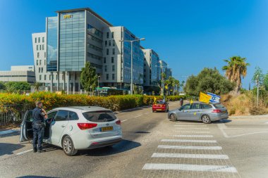 Hayfa, İsrail - Eylül 04, 2025: Süslü arabalardan oluşan protesto konvoyu, 699. günde rehine ailelerine destek vererek, Rehine Anlaşması çağrısında bulundu. Hayfa, İsrail