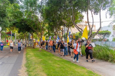 Kiryat Bialik, İsrail - Eylül 04, 2025: İnsanlar protesto yürüyüşü yapıyor, Rehine Matan Angrest ve tüm rehine ailelerine destek olmak için, 699. gün, Kiryat Bialik, İsrail