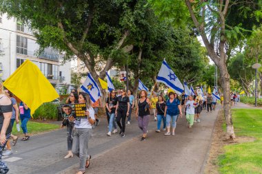 Kiryat Bialik, İsrail - Eylül 04, 2025: İnsanlar protesto yürüyüşü yapıyor, Rehine Matan Angrest ve tüm rehine ailelerine destek olmak için, 699. gün, Kiryat Bialik, İsrail