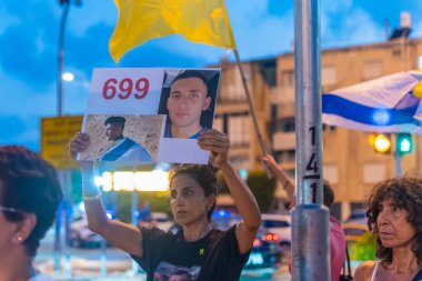 Kiryat Bialik, İsrail - Eylül 04, 2025: Rehine Matan Angrest ve tüm rehine ailelerine destek için 699. gün, Kiryat Bialik, İsrail