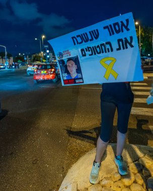 Kiryat Bialik, İsrail - Eylül 04, 2025: Rehine Matan Angrest ve tüm rehine ailelerine destek için 699. gün, Kiryat Bialik, İsrail