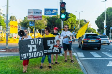 Hayfa, İsrail - Eylül 05, 2025: Savaşın 700. gününde insanlar çeşitli işaretlerle ve esaret altındaki rehinelerle protesto ederek Rehine Anlaşması ve savaşın sona ermesi çağrısında bulundu, Hayfa, İsrail