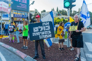 Hayfa, İsrail - Eylül 05, 2025: Savaşın 700. gününde insanlar çeşitli işaretlerle ve esaret altındaki rehinelerle protesto ederek Rehine Anlaşması ve savaşın sona ermesi çağrısında bulundu, Hayfa, İsrail