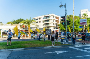 Hayfa, İsrail - Eylül 05, 2025: Savaşın 700. gününde insanlar çeşitli işaretlerle ve esaret altındaki rehinelerle protesto ederek Rehine Anlaşması ve savaşın sona ermesi çağrısında bulundu, Hayfa, İsrail