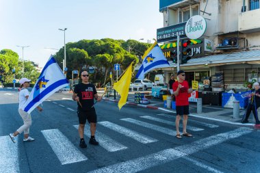 Hayfa, İsrail - Eylül 05, 2025: Savaşın 700. gününde insanlar çeşitli işaretlerle ve esaret altındaki rehinelerle protesto ederek Rehine Anlaşması ve savaşın sona ermesi çağrısında bulundu, Hayfa, İsrail