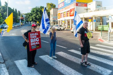 Hayfa, İsrail - Eylül 05, 2025: Savaşın 700. gününde insanlar çeşitli işaretlerle ve esaret altındaki rehinelerle protesto ederek Rehine Anlaşması ve savaşın sona ermesi çağrısında bulundu, Hayfa, İsrail