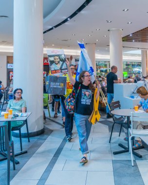 Hayfa, İsrail - 05 Eylül 2025: Alışveriş merkezi protestosu, savaşın 700. gününde insanlar işaretlerle yürüyor ve esir tutuluyorlar, rehine anlaşması ve savaşın sona ermesi için çağrıda bulunuyorlar, Hayfa, İsrail