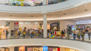 Hayfa, İsrail - 05 Eylül 2025: Alışveriş merkezi protestosu, savaşın 700. gününde insanlar işaretlerle yürüyor ve esir tutuluyorlar, rehine anlaşması ve savaşın sona ermesi için çağrıda bulunuyorlar, Hayfa, İsrail