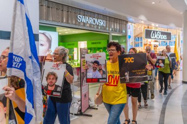 Hayfa, İsrail - 05 Eylül 2025: Alışveriş merkezi protestosu, savaşın 700. gününde insanlar işaretlerle yürüyor ve esir tutuluyorlar, rehine anlaşması ve savaşın sona ermesi için çağrıda bulunuyorlar, Hayfa, İsrail