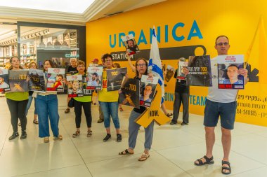 Hayfa, İsrail - 05 Eylül 2025: Alışveriş merkezi protestosu, savaşın 700. gününde insanlar işaretlerle yürüyor ve esir tutuluyorlar, rehine anlaşması ve savaşın sona ermesi için çağrıda bulunuyorlar, Hayfa, İsrail