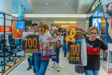 Hayfa, İsrail - 05 Eylül 2025: Alışveriş merkezi protestosu, savaşın 700. gününde insanlar işaretlerle yürüyor ve esir tutuluyorlar, rehine anlaşması ve savaşın sona ermesi için çağrıda bulunuyorlar, Hayfa, İsrail