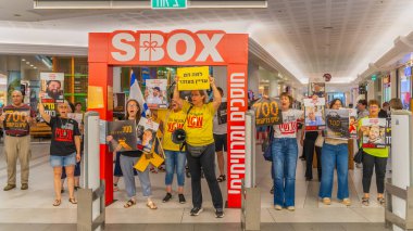 Hayfa, İsrail - 05 Eylül 2025: Alışveriş merkezi protestosu, savaşın 700. gününde insanlar işaretlerle yürüyor ve esir tutuluyorlar, rehine anlaşması ve savaşın sona ermesi için çağrıda bulunuyorlar, Hayfa, İsrail