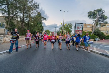 Hayfa, İsrail - Eylül 06, 2025: İnsanlar savaşın sona ermesi, rehine anlaşmasının tamamlanması ve yeni seçimler çağrısında bulunan bir protesto yürüyüşüne (pembe cephe ve demokrat gruplar) katılıyor. Hayfa, İsrail