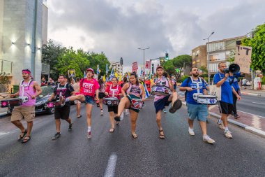 Hayfa, İsrail - Eylül 06, 2025: Bibi Netanyahu 'yu (o gidene kadar) bir protesto yürüyüşü kapsamında sepetleyen sembolik, savaşın sona ermesi, rehine anlaşması ve yeni seçimler çağrısında bulundu. Hayfa, İsrail