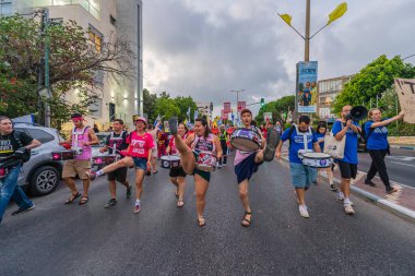 Hayfa, İsrail - Eylül 06, 2025: Bibi Netanyahu 'yu (o gidene kadar) bir protesto yürüyüşü kapsamında sepetleyen sembolik, savaşın sona ermesi, rehine anlaşması ve yeni seçimler çağrısında bulundu. Hayfa, İsrail