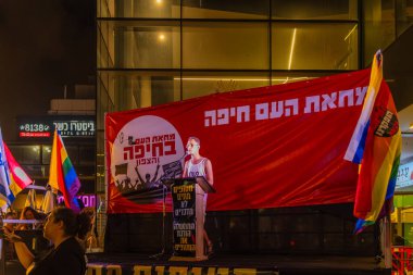Hayfa, İsrail - 06 Eylül 2025: Çeşitli tabela ve bayraklara sahip bir grup insan, savaşın sona ermesi, rehine anlaşmasının tamamlanması ve yeni seçimler için düzenlenen protesto mitingine katıldı. Hayfa, İsrail