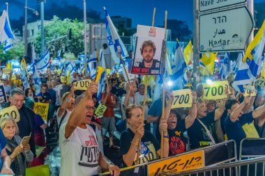 Hayfa, İsrail - 06 Eylül 2025: Kalabalık, İsrail 'in Hayfa kentinde düzenlenen protesto mitinginde savaşın 700. günü ve esirlerin rehin alındığına dair tabelalar astı