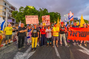 Hayfa, İsrail - 06 Eylül 2025: IDF 'ye karşı yapılan protestolar Hava Kuvvetleri Navigatörü Asaf Dagan' ı şehit asker olarak tanımıyor ama sivil Jabo Erlich 'i bir asker olarak tanıyor. Protesto mitingi, Hayfa, İsrail