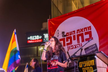 Hayfa, İsrail - 06 Eylül 2025: Şarkıcı Michal Golan, savaşın sona ermesi, rehine anlaşmasının tamamlanması ve yeni seçimler için düzenlenen protesto mitinginde kalabalığa şarkı söyledi. Hayfa, İsrail