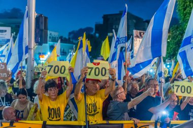 Hayfa, İsrail - 06 Eylül 2025: Kalabalık, İsrail 'in Hayfa kentinde düzenlenen protesto mitinginde savaşın 700. günü ve esirlerin rehin alındığına dair tabelalar astı