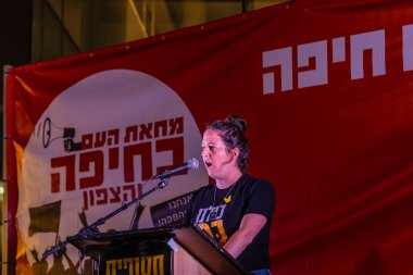 Hayfa, İsrail - Eylül 06, 2025: Michal Rubin rehinelere isim takıyor, savaşı sona erdirme, rehine anlaşmasının tamamlanması ve yeni seçimler için protesto mitingleri düzenliyor. Hayfa, İsrail