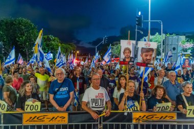 Hayfa, İsrail - 06 Eylül 2025: Çeşitli tabela ve bayraklara sahip bir grup insan, savaşın sona ermesi, rehine anlaşmasının tamamlanması ve yeni seçimler için düzenlenen protesto mitingine katıldı. Hayfa, İsrail