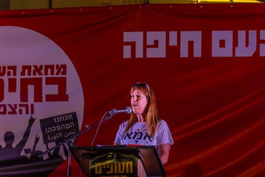 Hayfa, İsrail - 06 Eylül 2025: Vered Shavit Fima, savaşın sona ermesi, rehine anlaşmasının tamamlanması ve yeni seçimler için düzenlenen protesto mitinginin bir parçası olarak kalabalığa seslendi. Hayfa, İsrail