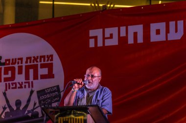 Hayfa, İsrail - 06 Eylül 2025: Yoram Yehudai, savaşın sona ermesi, rehine anlaşmasının tamamlanması ve yeni seçimler çağrısında bulunan bir protesto mitinginin parçası olarak kalabalığa seslendi. Hayfa, İsrail