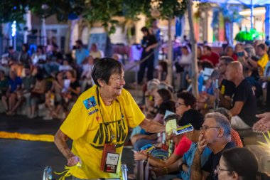 Hayfa, İsrail - 10 Eylül 2025: Rehinelerin destek toplantısına katılanlar Gali ve Zivi Berman ve Yosef-Haim Ohana, Hayfa, İsrail