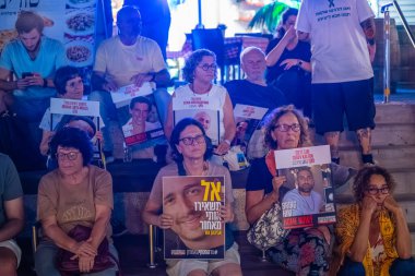 Hayfa, İsrail - 10 Eylül 2025: Rehine posterleri ve diğer işaretlerle kalabalık, rehineler Hayfa, İsrail 'in destek toplantısına katıldı