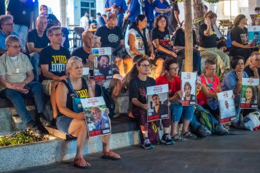 Hayfa, İsrail - 10 Eylül 2025: Rehine posterleri ve diğer işaretlerle kalabalık, rehineler Hayfa, İsrail 'in destek toplantısına katıldı