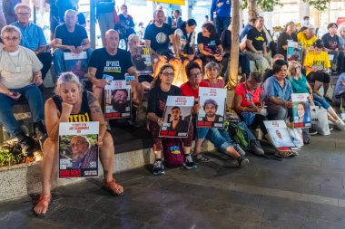 Hayfa, İsrail - 10 Eylül 2025: Rehine posterleri ve diğer işaretlerle kalabalık, rehineler Hayfa, İsrail 'in destek toplantısına katıldı