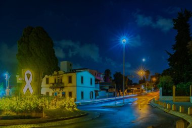 Hayfa, İsrail - 07 Eylül 2025: Rehine Kurdelesi ve kanlı tutulma ayı ile Alman Kolonisi 'nin gece görüşü. Hayfa, İsrail