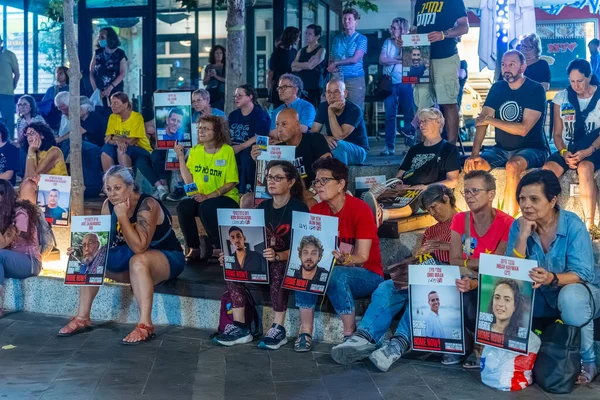 Hayfa, İsrail - 10 Eylül 2025: Rehine posterleri ve diğer işaretlerle kalabalık, rehineler Hayfa, İsrail 'in destek toplantısına katıldı