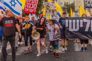 Hayfa, İsrail - 13 Eylül 2025: IDF 'ye karşı yapılan protestolar Hava Kuvvetleri Navigatörü Asaf Dagan' ı şehit asker olarak tanımıyor ama sivil Jabo Erlich 'i bir asker olarak tanıyor. Protesto mitingi, Hayfa, İsrail