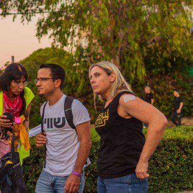 Hayfa, İsrail - 13 Eylül 2025: İnsanlar (Moshe Radman Abutbul ile birlikte) savaşın sona ermesi, rehine anlaşmasının tamamlanması ve yeni seçimler çağrısında bulunan bir protesto yürüyüşüne katıldılar. Hayfa, İsrail