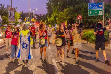 Hayfa, İsrail - 13 Eylül 2025: Çeşitli tabelaları ve bayrakları olan insanlar, savaşın sona ermesi, rehine anlaşmasının tamamlanması ve yeni seçimlerin başlatılması için düzenlenen protesto mitingine katıldılar. Hayfa, İsrail