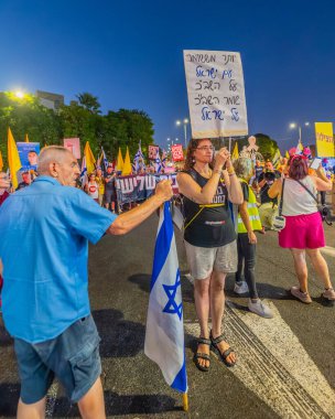 Hayfa, İsrail - 13 Eylül 2025: Çeşitli tabelaları ve bayrakları olan insanlar, savaşın sona ermesi, rehine anlaşmasının tamamlanması ve yeni seçimlerin başlatılması için düzenlenen protesto mitingine katıldılar. Hayfa, İsrail