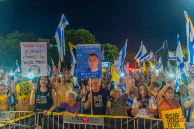 Hayfa, İsrail - 13 Eylül 2025: Çeşitli tabela ve bayraklara sahip bir grup insan, savaşın sona ermesi, rehine anlaşmasının tamamlanması ve yeni seçimler için düzenlenen protesto mitingine katıldı. Hayfa, İsrail