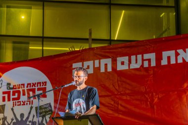 Hayfa, İsrail - 13 Eylül 2025: Dr. Nir Barak, savaşın sona ermesi, rehine anlaşmasının tamamlanması ve yeni seçimler için düzenlenen protesto mitinginin bir parçası olarak kalabalığa sesleniyor. Hayfa, İsrail
