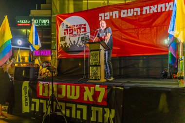 Hayfa, İsrail - 13 Eylül 2025: Moshe Bogie Yaalon, savaşın sona ermesi, rehine anlaşmasının tamamlanması ve yeni seçimler için düzenlenen protesto mitinginin bir parçası olarak kalabalığa sesleniyor. Hayfa, İsrail