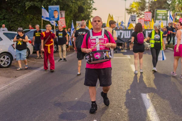 Hayfa, İsrail - 13 Eylül 2025: İnsanlar savaşın sona ermesi, rehine anlaşmasının tamamlanması ve yeni seçimler çağrısında bulunan bir protesto yürüyüşüne (Pembe Cephe Grubu) katılıyor. Hayfa, İsrail